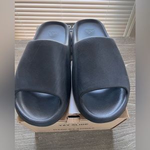 Yezzy Slide size 12 for men in EXCELLENT CONDITION